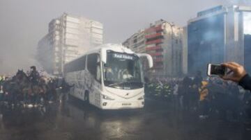 Impresionante recibimiento del autobús del Real Madrid antes de llegar al Santiago Bernabéu.