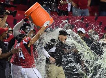 A Dan Quinn le vaciaron el tradicional cubo de Gatorade encima para celebrar la victoria, como suele suceder en este tipo de partidos. Podríamos decir que le ducharon "a la Fuerza".