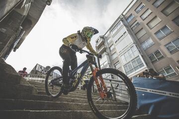 Un clásico de O Marisquiño. Hasta 60 riders participaron en el descenso urbano por las calles de Vigo, que parte desde el castillo y llega al puerto de la ciudad gallega. La coruñesa Eva Castro vio truncada su racha de 3 victorias seguidas y acabó cuarta, sorprendida y superada por la joven Zoe Zamora, que se alzó con su primera victoria en esta competición. 