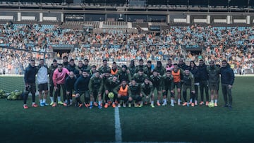 La plantilla del Celta posa durante el entrenamiento a puerta abierta celebrado en Balaídos.