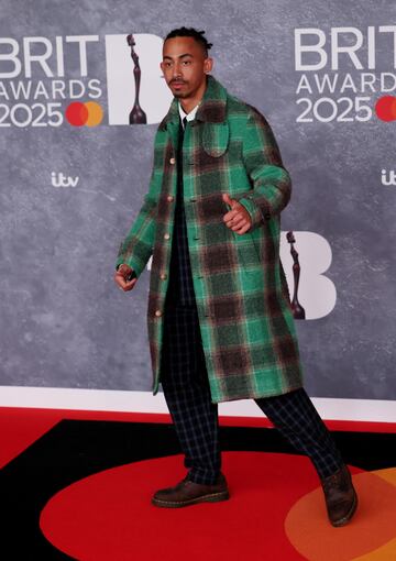 Jordan Stephens posa en la alfombra de los Brit Awards 2025.