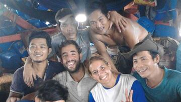 David y su novia, en el centro de la imagen, tras ser rescatados.