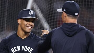 PHOENIX, ARIZONA - APRIL 01: Juan Soto #22 of the New York Yankees talks with manager Aaron Boone before the MLB game against the Arizona Diamondbacks at Chase Field on April 01, 2024 in Phoenix, Arizona.   Christian Petersen/Getty Images/AFP (Photo by Christian Petersen / GETTY IMAGES NORTH AMERICA / Getty Images via AFP)