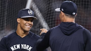 PHOENIX, ARIZONA - APRIL 01: Juan Soto #22 of the New York Yankees talks with manager Aaron Boone before the MLB game against the Arizona Diamondbacks at Chase Field on April 01, 2024 in Phoenix, Arizona. Christian Petersen/Getty Images/AFP (Photo by Christian Petersen / GETTY IMAGES NORTH AMERICA / Getty Images via AFP)
