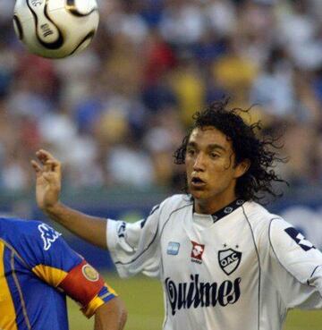 Entre 2006 y 2007, el mediocampista nacional jugó para Quilmes de Argentina.