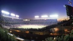 Wrigley Field se mantuvo fiel a su tradici&oacute;n de partidos durante el d&iacute;a hasta 1988.