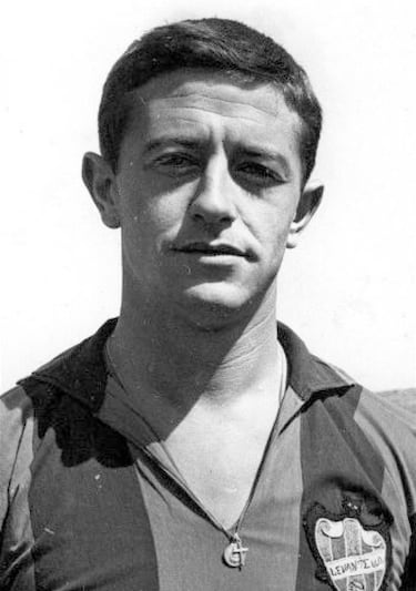 El madrileño fichó por el Levante en 1963 y jugó allí hasta 1965. Tras dejar el Real Madrid, Vidal recaló en el Levante UD, donde jugó durante dos temporadas. Su llegada aportó experiencia y solidez al centro del campo granota en una etapa en la que el club buscaba consolidarse en la élite del fútbol español. Aunque no fue una figura mediática, su rendimiento fue constante y dejó una buena impresión entre la afición levantinista.