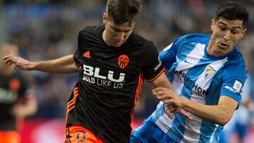 Valencia&#039;s Argentinian forward Luciano Vietto (L) vies with Malaga&#039;s Spanish defender Diego Gonzalez during the Spanish league football match between Malaga CF and Valencia CF at La Rosaleda stadium in Malaga on February 17, 2018. / AFP PHOTO / 