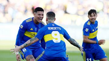 Soccer Football - Argentina Primera Division - Final - Boca Juniors v Tigre - Estadio Mario Alberto Kempes, Cordoba, Argentina - May 22, 2022 Boca Juniors' Marcos Rojo celebrates scoring their first goal with teammates REUTERS/Agustin Marcarian