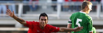 Esteban Paredes celebra su gol ante Irlanda del Norte en Chillán.