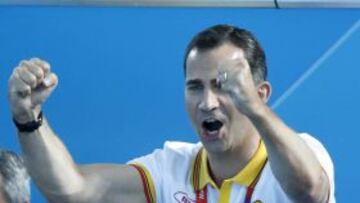 El Príncipe Felipe anima a las jugadoras españolas desde la grada del Water Polo Arena de Londres.