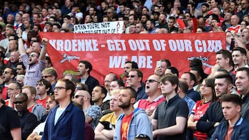 (FILES) In this file photo taken on May 21, 2017 Arsenal fans hold up a banner against Arsenal's majority owner Stan Kroenke during the English Premier League football match between Arsenal and Everton at the Emirates Stadium in London on May 21, 201