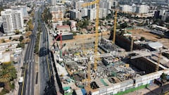 Santiago, 8 de abril de 2022.
Trabajadores del proyecto inmobiliario Eco Egana protestan en las afueras de la obra, ubicada en la esquina de avenidas Irarrazaval y Americo Vespucio en la comuna de Nunoa, tras ser notificados del retiro del permiso municipal para continuar la faena lo que provocara su despido.