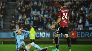 VIGO, SPAIN - FEBRUARY 02: Iago Aspas of Celta de Vigo reacts after missing a goal opportunity with Zouhair Feddal of Alaves during the Copa del Rey semi-final first leg match between Real Club Celta de Vigo and Deportivo Alaves at Municipal de Balaidos stadium on February 02, 2017 in Vigo, Spain. (Photo by Octavio Passos/Getty Images)