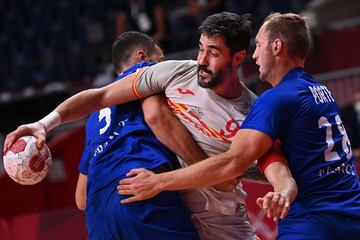 Primera derrota en balonmano masculino tras cuatro encuentros. Los 'Hispanos' se estrellan ante Francia aunque estar¨¢n en cuartos de final (31-36).