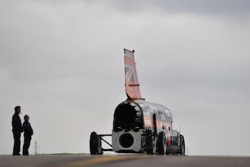 El Bloodhound SSC Supersonic diseñado por el aerodinamista de 87 años Ron Ayers en colaboración con Richard Noble, tiene previsto alcanzar el récord de los 1.609 kilómetros por hora en el desierto Hanskeen Pan de Sudáfrica.