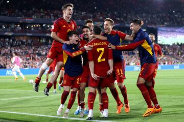 Los jugadores españoles felicitan a Carvajal tras el penalti decisivo de la final de la Nations League.