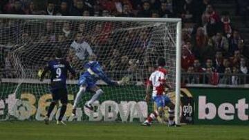 <b>PRIMER GOL. </b>Michu bati¨® a Roberto con un disparo dentro del ¨¢rea tras un centro de Trashorras. Siqueira hab¨ªa errado en el despeje.
