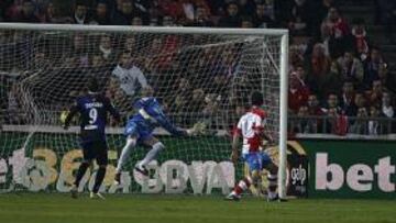 <b>PRIMER GOL. </b>Michu batió a Roberto con un disparo dentro del área tras un centro de Trashorras. Siqueira había errado en el despeje.