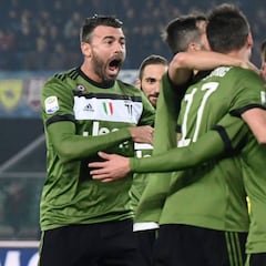 El Chievo se suicida, la Juve no perdona y se acuesta líder
