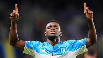 Racing Club's Colombian forward Johan Carbonero celebrates scoring his teams first goal during the 2022 Supercopa Internacional football match between Boca Juniors and Racing Club, at the Hazza bin Zayed Stadium in Abu Dhabi on January 20, 2023. (Photo by KARIM SAHIB / AFP)