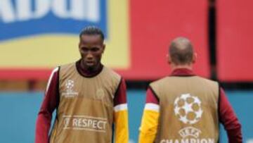 Drogba y Sneijder apuntan al once ante el deca&iacute;do Schalke