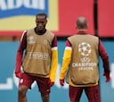 Drogba y Sneijder apuntan al once ante el decaído Schalke