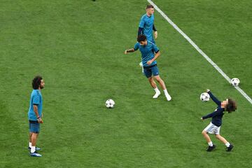 Los niños irrumpen en el entreno del Madrid en Kiev