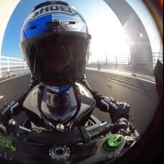 Sofuoglu cruza en moto un puente en Turquía a 400 km/h