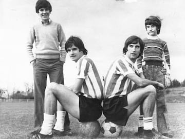Los hermanos José Francisco y José Ángel jugaron juntos ocho temporadas en el Athletic Club de Bilbao, desde la 1970/1971 hasta la 1977/1978. Para distinguirse, en sus camisetas se llamaban “Rojo I” Y “Rojo II” respectivamente. En la siguiente temporada, José Ángel fichó por el Racing y se enfrentó por primera y única vez a su hermano en la jornada 20 de esa temporada.  En primera jugaron 606 partidos entre ambos. 