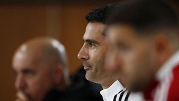 Nélson Veríssimo junto a Adel Taarabt en la rueda de prensa previa el partido de cuartos de final de Champions League frente al Liverpool.