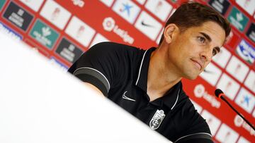 Robert Moreno durante una rueda de prensa con el Granada.