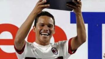 El delantero colombiano alza su trofeo como mejor jugador del Torneo TIM.