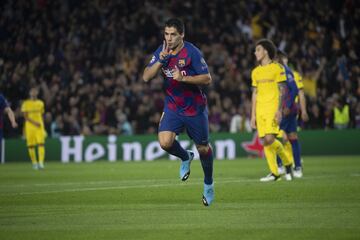 1-0. Luis Suárez celebró el primer gol.