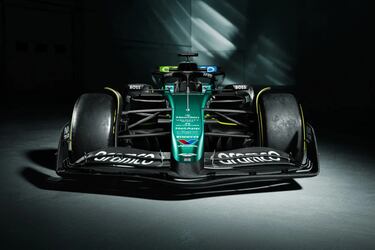 “Hay cambios en todo el coche. La mayoría de las partes han cambiado, pero es una evolución del AMR23. Cambian el morro y el alerón delantero, la aerodinámica, suspensión delantera (que mantiene el mismo concepto), trasera (heredada de Mercedes) y también cosas que no se verán. 