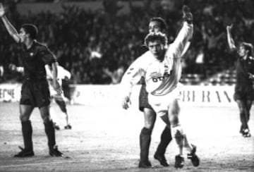 La Supercopa de España de 1990 se conquistó ante el Barcelona. Butragueño celebrando un gol.