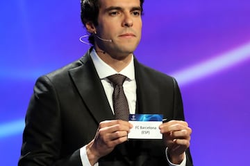 Kaká mostrando que el FC Barcelona es cabeza del grupo B.