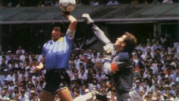 En el Mundial de México-86 Argentina se enfrentó a Inglaterra en cuartos de final. Maradona adelantó el encuentro para los suyos marcando el famosísimo gol con la mano, fue "La mano de Dios". En ese mismo partido, El Pelusa también anotó el segundo gol que le dio la victoria a Argentina por 2-1, tras dejar sentados a cinco jugadores de la selección 'pross'.