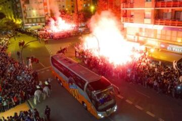 Recibimiento de la afición del Valencia CF a su equipo en el Estadio de Mestalla, antes del encuentro de máxima rivalidad frente al Sevilla.
