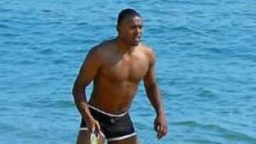 <b>EL BALÓN POR LA RAQUETA. </b>Baptista y Pepe se divirtieron ayer jugando al tenis en las playas de El Algarve portugués.