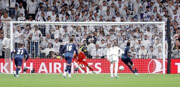 Andriy Lunin adivina y detiene el lanzamiento de Álvaro Djaló desde los once metros. El portero ucraniano se lanza abajo y a su derecha para desviar el balón con la mano.