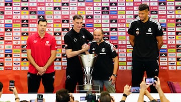 El jugador del Olympiacos Kostas Sloukas y el jugador del Real Madrid Edy Tavares junto a sus entrenadores Georgios Bartzokas y Chus Mateo.