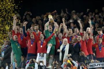 En 2010 Casillas capitaneó a la Selección campeona del Mundo. En la final disputada ante Holanda el 11 de julio en Johannesburgo tuvo una portentosa actuación, con dos intervenciones decisivas en dos mano a mano con Arjen Robben. A lo largo del campeonato, realizó actuaciones destacadas en octavos ante Portugal, en cuartos de final ante Paraguay con la parada del penalti a Cardozo y en semifinales ante Alemania. Cabe destacar que al igual que en la Eurocopa 2008 (también sería así en la Euro 2012), Iker Casillas no recibió ningún tanto en los cruces eliminatorios. A nivel individual, recibió el 'Guante de Oro' como mejor portero del campeonato y fue incluido en el 'Equipo de las Estrellas' compuesto por los mejores once jugadores del torneo.