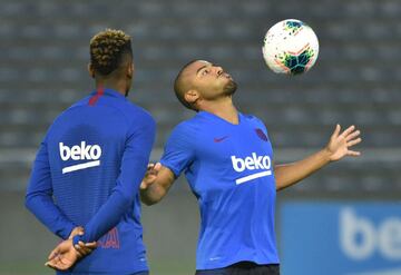 Barcelona's Brazilian midfielder Rafinha (R) warms up with a ball at the beginning of a training session ahead of the Rakuten Cup football match with Chelsea, in Machida, suburban Tokyo on July 22, 2019. - Barcelona and Chelsea will play for the Rakuten C