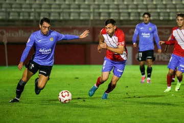 Iván Turrillo frente a Fer Ruiz en el encuentro de la jornada 11 del Grupo 2 de Primera Federación.