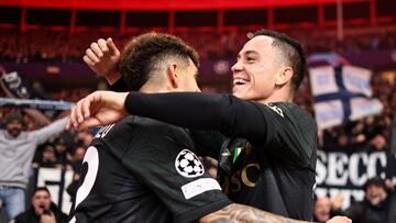 Berlin (Germany), 20/09/2023.- Napoli's Giacomo Raspadori (R) celebrates with teammate Giovanni Di Lorenzo (L) after scoring the 0-1 during the UEFA Champions League Group C soccer match between Union Berlin and SSC Napoli in Berlin, Germany, 24 October 2023. (Liga de Campeones, Alemania) EFE/EPA/Clemens Bilan
