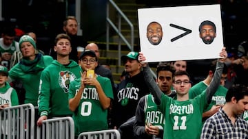 Los aficionados de los Boston Celtics, con una pancarta sobre Kyrie Irving