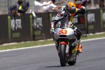 El piloto español Esteve 'Tito' Rabat celebra su victoria en la carrera de Moto2.