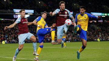 Soccer Football - Premier League - Burnley v Southampton - Turf Moor, Burnley, Britain - April 21, 2022 Southampton's Jan Bednarek and Armando Broja in action with Burnley's Wout Weghorst and James Tarkowski REUTERS/Craig Brough EDITORIAL USE ON