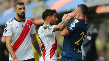 El lateral zurdo de River se encaró con varios hombres xeneizes y con el mediocentro colombiano se vivió el momento más tenso al encararse.